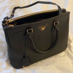 Prada Galleria Saffiano black bag (doupe)
